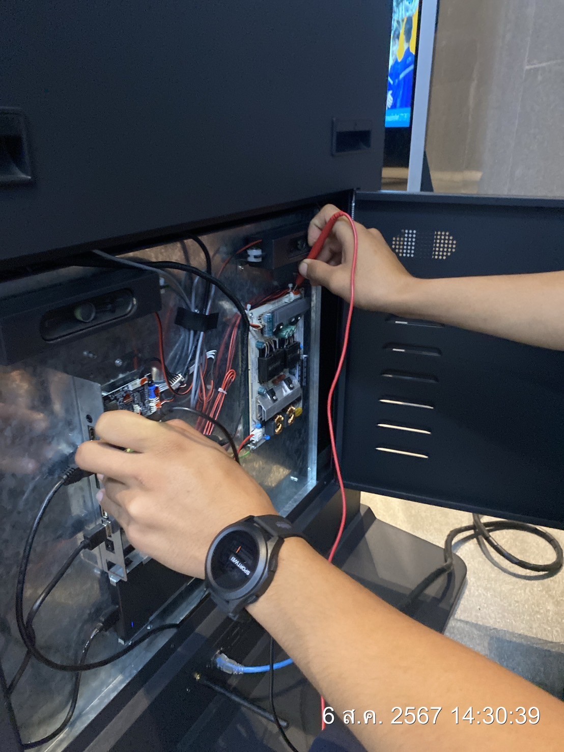 ตรวจสอบ และทดสอบการทำงานของอุปกรณ์จอประชาสัมพันธ์ทีวีตั้งพื้น (Kiosk)